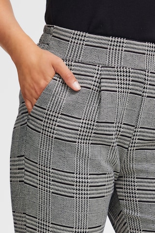 regular Pantaloni con pieghe di b.young in grigio