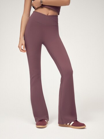 Osia Flared Leggings i brun: forside