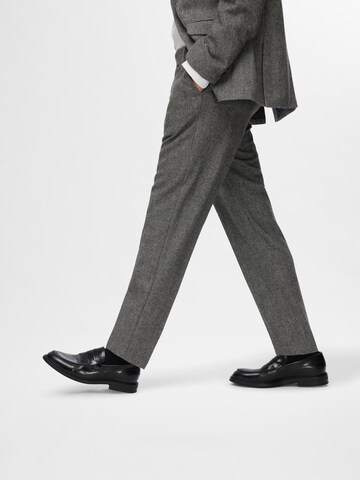 Coupe slim Pantalon à plis 'REED' SELECTED HOMME en gris