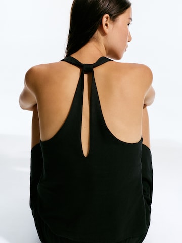 Top de la Pull&Bear pe negru