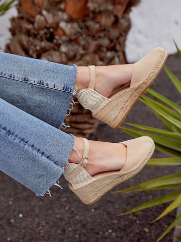 Alhamas Strap sandal 'Alpargata Cuña 7 cm' in Beige: front