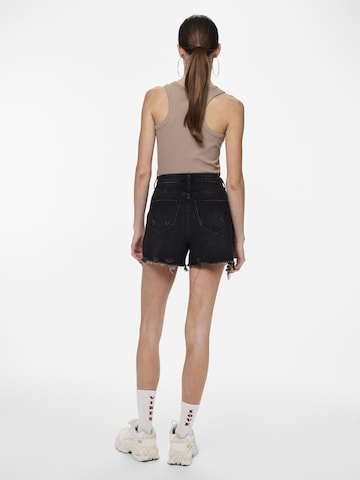 PIECES Regular Shorts 'SUMMER' in Schwarz