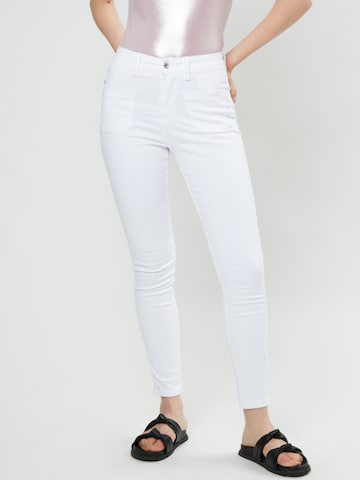 Influencer Skinny Jeans in White: front