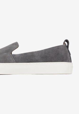 MO Slip On in Grau