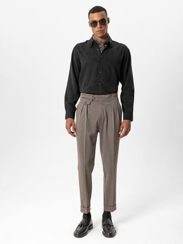 Tapered Pantaloni con pieghe di Antioch in marrone