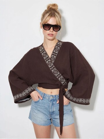 Bianco Lucci Blouse in Brown: front