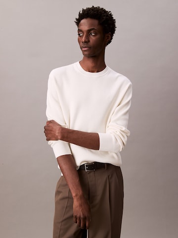 Pull-over Calvin Klein en blanc : devant
