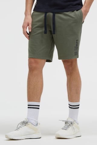 CAMP DAVID Regular Pants in Green: front