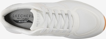 Baskets basses SKECHERS en blanc