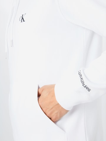 Calvin Klein Jeans - Ajuste regular Sudadera 'Essential' en blanco