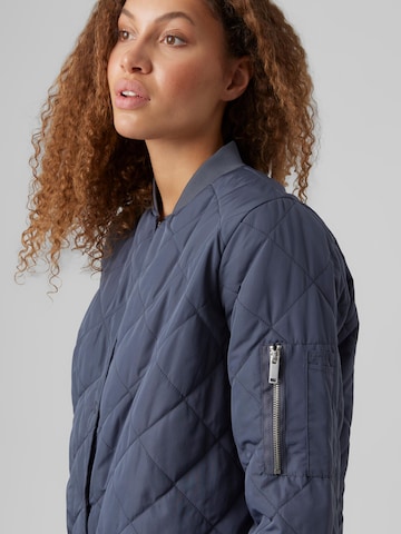 VERO MODA Tussenmantel 'MUNDINA' in Blauw