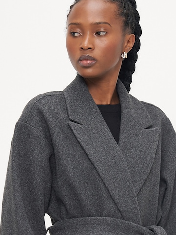 Vero Moda Petite Преходно палто 'VMFORTUNE' в сиво