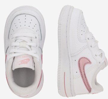 balts Nike Sportswear Brīvā laika apavi 'Force 1'