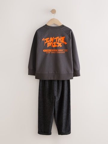 Pijamale de la Next pe gri