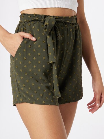 Regular Pantaloni 'Elis' de la ABOUT YOU pe verde