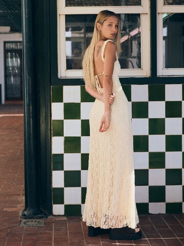 Bershka Kleid in Beige