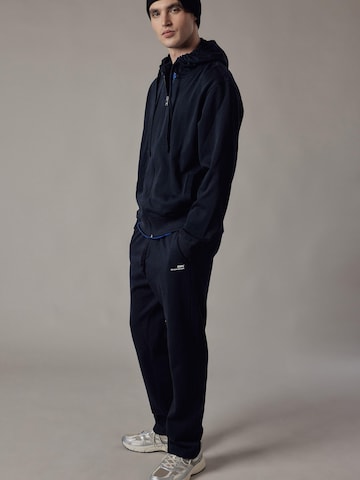Regular Pantalon 'Joggers Felpati Dritti' OWN Off With Nature en bleu