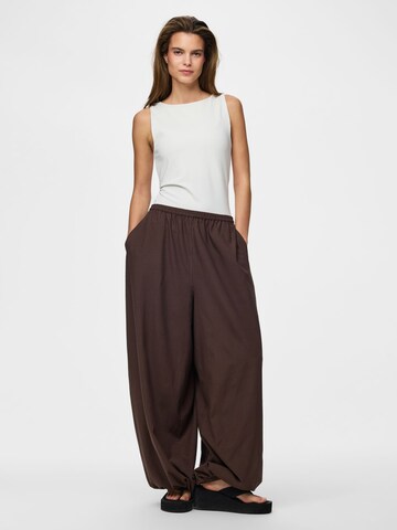 Barrel Pantalon 'PCSmilla' PIECES en marron