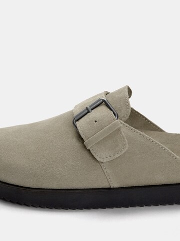 Pull&Bear Clogs in Grau