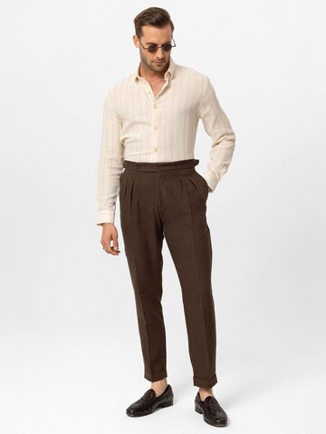 Antioch Regular Pleat-front trousers in Brown