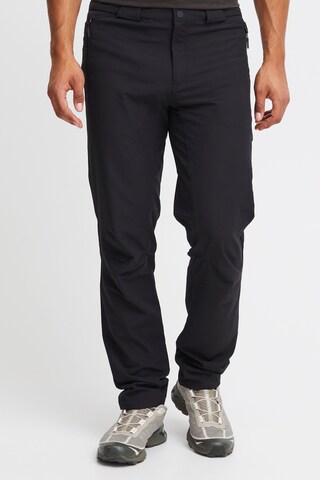 North Bend Regular Cargo Pants in Black: front