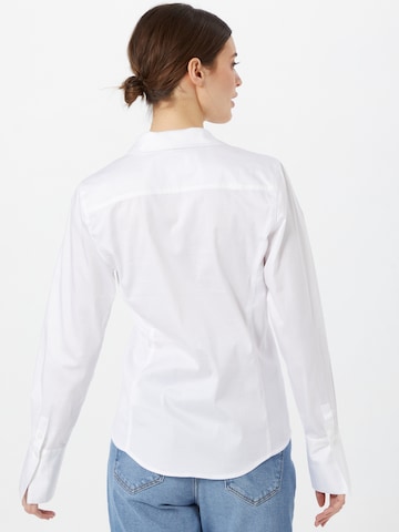 Part Two - Blusa en blanco