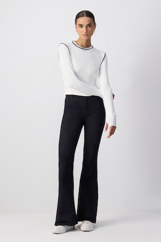 T-shirt Touche Prive en blanc : devant