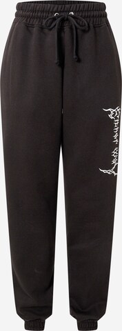 Public Desire Tapered Hose 'GOTHIC' in Schwarz: predná strana