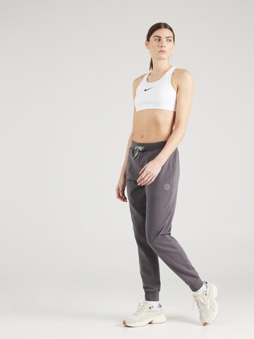 Tapered Pantaloni sportivi 'Chill' di BIDI BADU in grigio