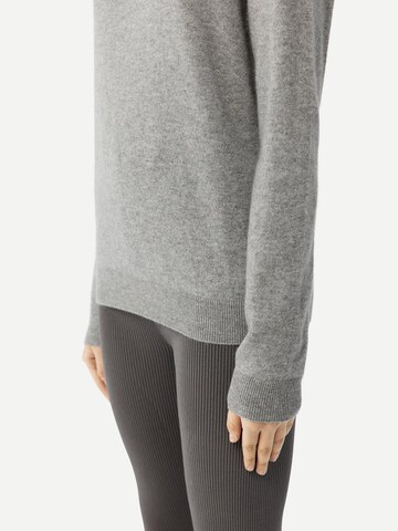 GOBI Cashmere Trui 'Women's Essential Cashmere Crewneck Sweater' in Grijs