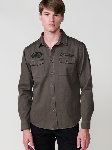Coupe regular Chemise KOROSHI en marron : devant