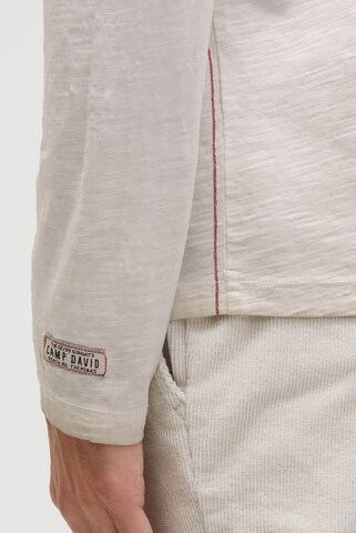 CAMP DAVID Longsleeve mit V-Neck und Photoprint in Beige