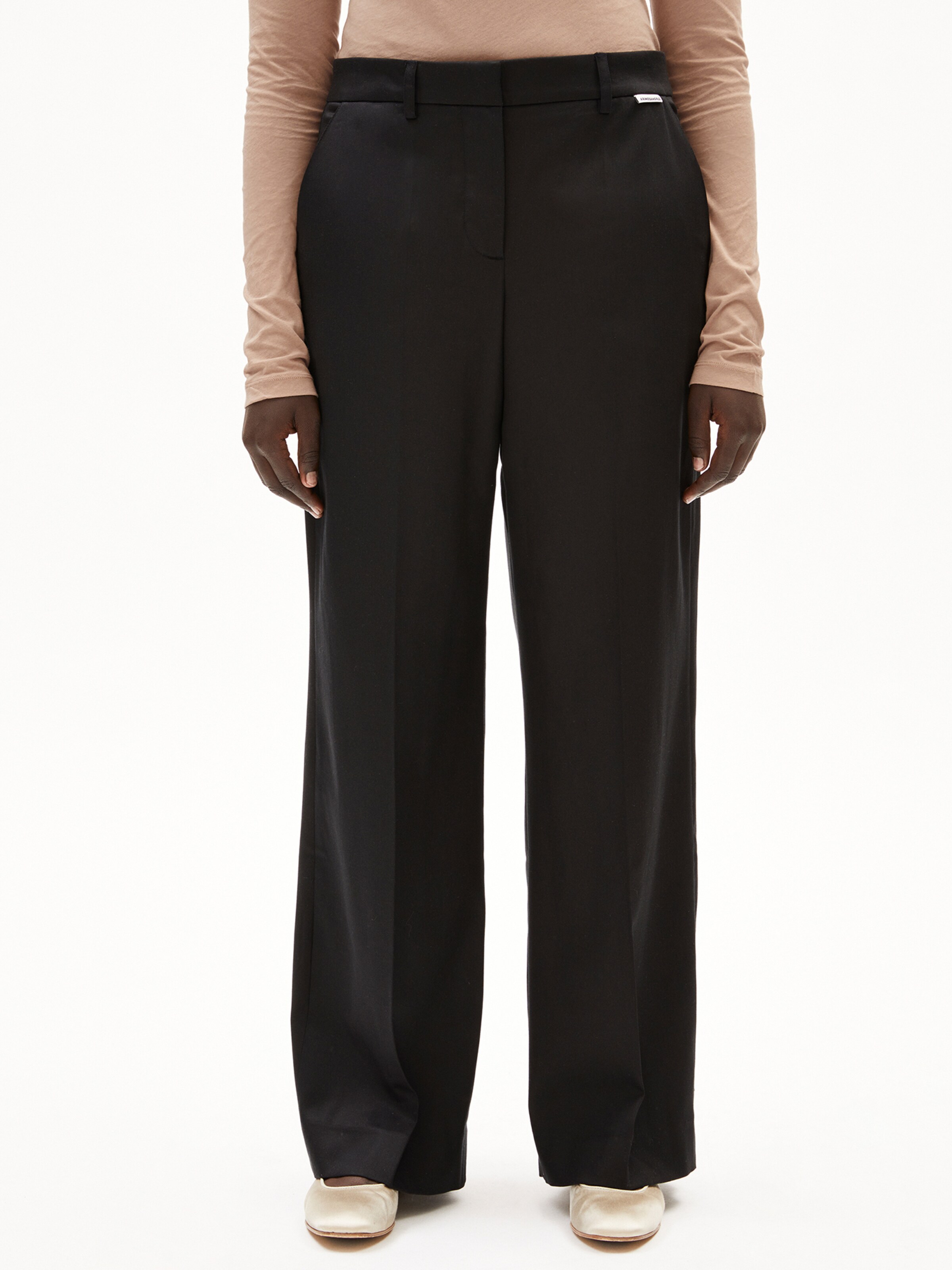 Regular Pantalon à plis 'Leandraa' ARMEDANGELS en noir : devant