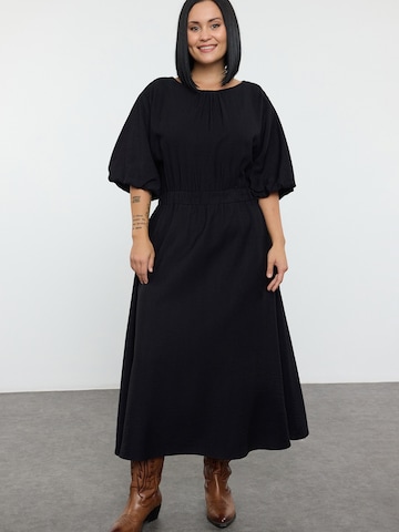 Trendyol CurveHaljina - crna boja: prednji dio
