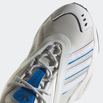 ADIDAS ORIGINALS - Zapatillas deportivas bajas 'Oztral' en blanco