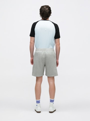 ADIDAS ORIGINALS Обычный Штаны 'ESS' в Серый