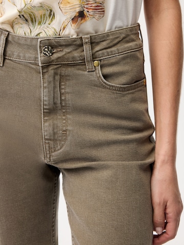adl Tapered Jeans in Brown