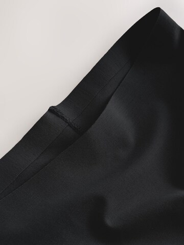 Next Regular Shorts in Schwarz