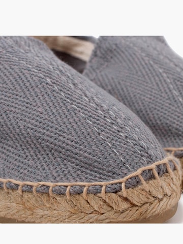 Scarpa bassa di Pisamonas in grigio