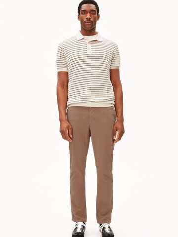 ARMEDANGELS Regular Chinohose AASTER in Braun