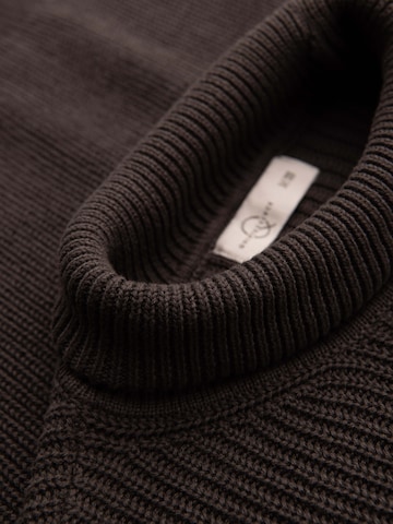 Ombre Sweater in Brown