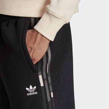 ADIDAS ORIGINALS Regular Broek 'Graphics Camo 3-Stripes' in Zwart