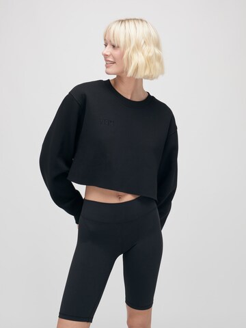 ABOUT YOU x VIAM StudioSweater majica 'BRITNEY' - crna boja: prednji dio