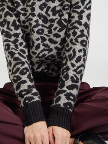 ABOUT YOU Sweter 'Tessa' w kolorze szary