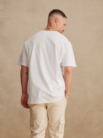 DAN FOX APPAREL Тениска 'Cem' в бяло