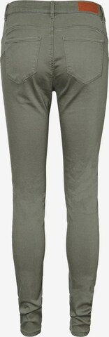 Skinny Pantaloni 'Hot' de la VERO MODA pe verde