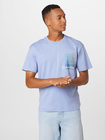 Calvin Klein T-shirt 'Summer Clouds' i blå: framsida