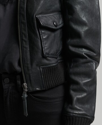 Superdry Jacke in Schwarz