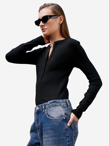 Dilvin Shirt in Black: front