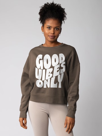 Watapparel Sweatshirt 'Good vibes only ' in Bruin: voorkant